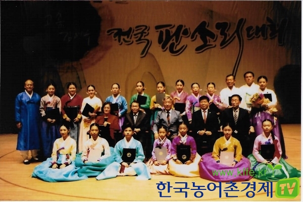 수상자들의 기념촬영
